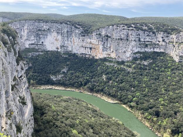 Ardèche mit viel Wasser (und vier Paddlern - wer entdeckt sie?)