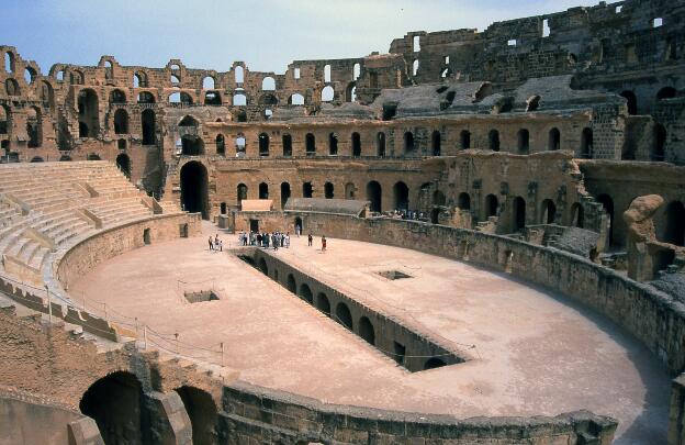 Etwa 30000 Zuschauer sollen hineingepasst haben. Gebaut wurde das Kolosseum wahrscheinlich zwischen 230 und 238 n. Chr.