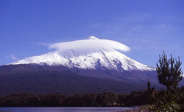 Vulkan Osorno mit Wolkenring