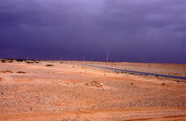 Nördlich von Erfoud verdunkeln Wolken den Himmel. Es wird doch nicht etwa regnen in der Wüste?