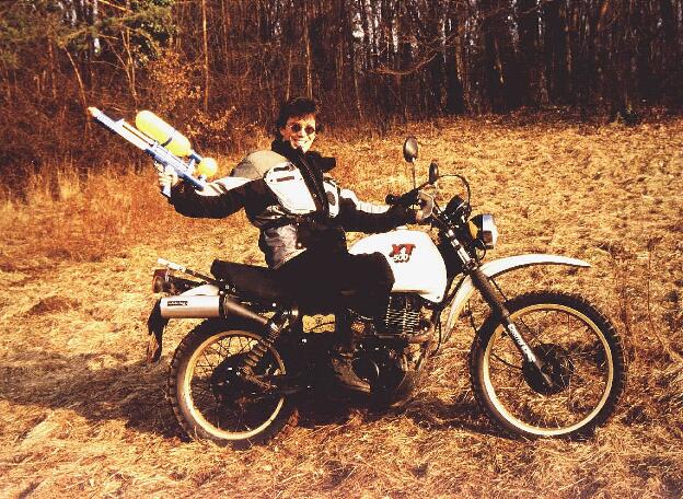 1981 XT 500 (1U6) with rider who seems to have seen to many Schwarzenegger movies :-)