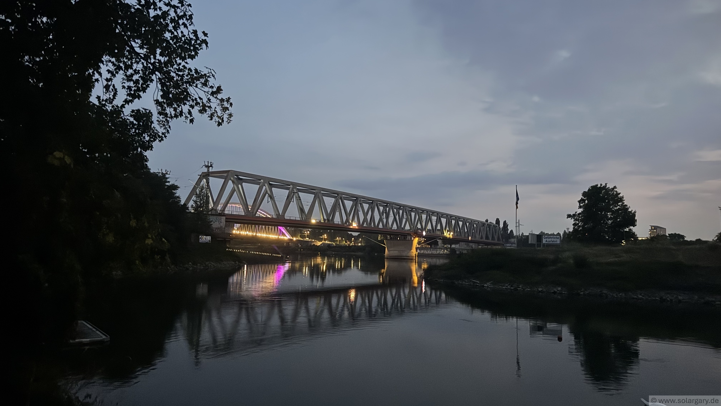 Abendlicher Blick vom Paddlerheim auf zwei Rheinbrücken