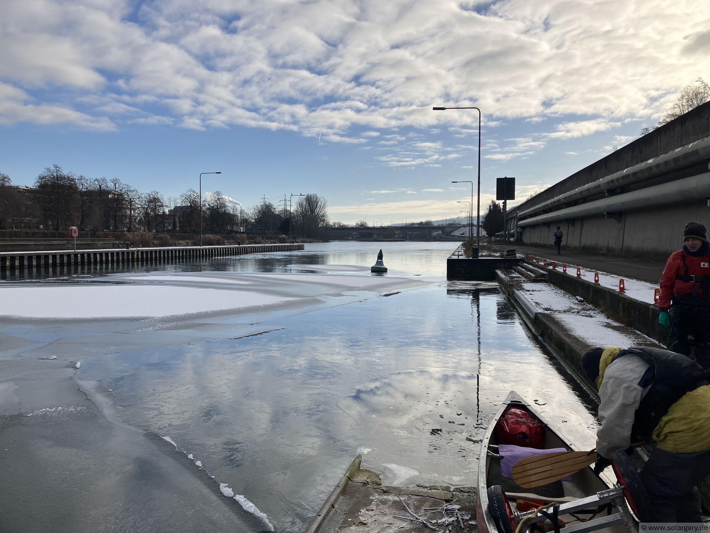 Der Canadier wird im Oberwasser der Schleuse zu Wasser gelassen und macht den Weg für uns Kajakfahrer (fast) frei.