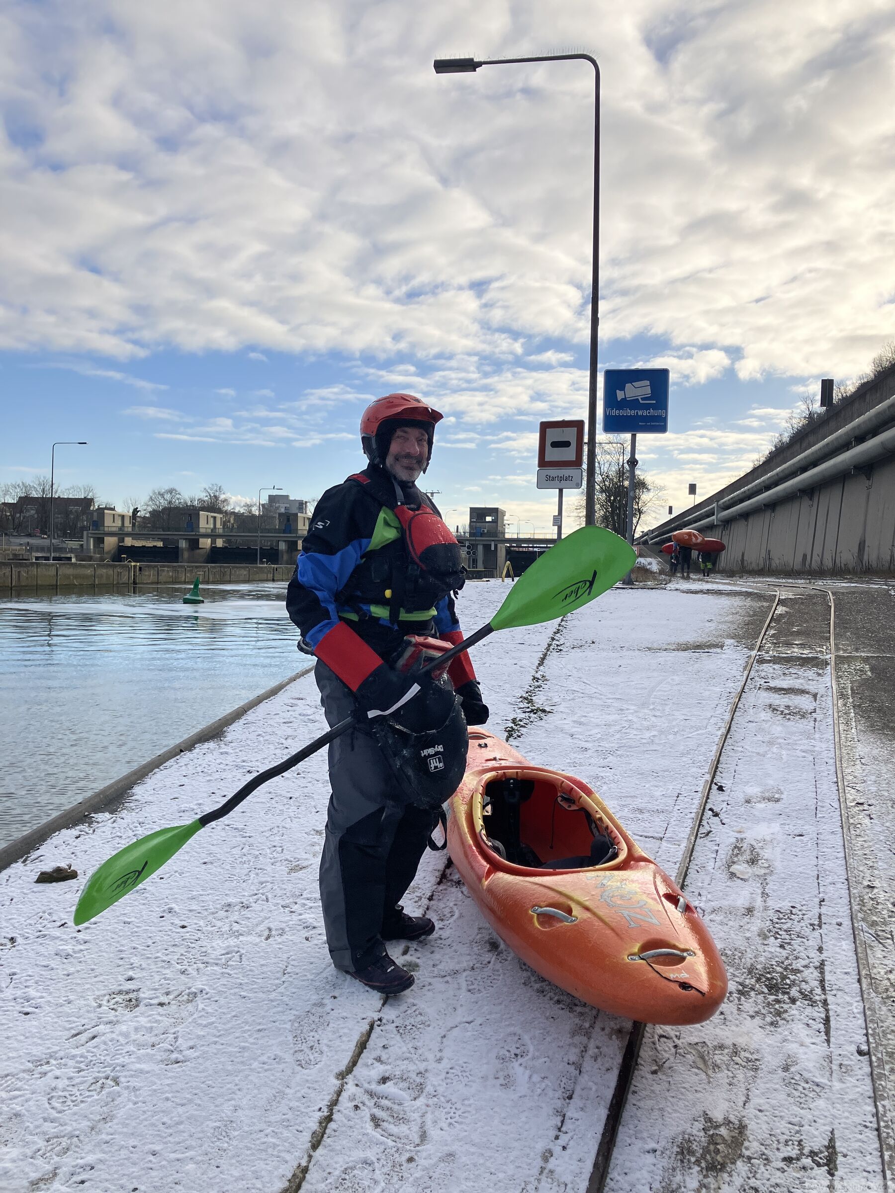 Die Rampe ist unten am Wasser vereist - hier oben kann man wieder normal stehen und gehen.