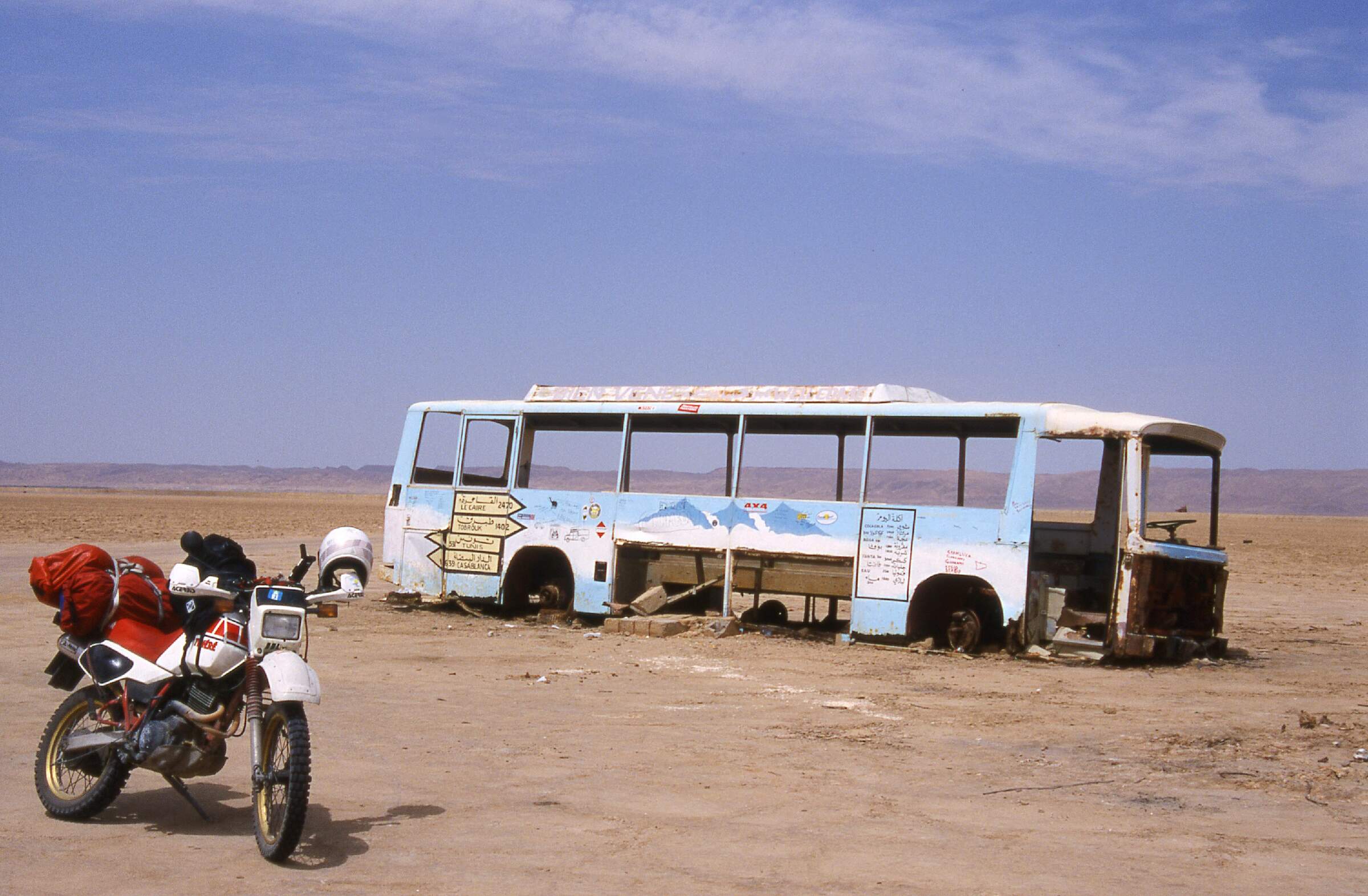 Endstation - dieser Bus endet hier. ...im Chott El Jerid. Man darf die Tücke des Untergrunds nicht unterschätzen. Aber das haben wir ja schon in Karl Mays *Durch die Wüste* gelesen, oder?!