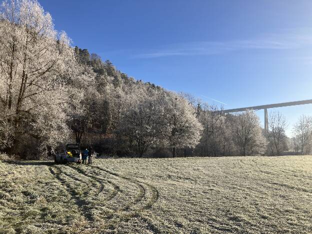 Blauer Himmel morgens um 10:00 am Startpunkt